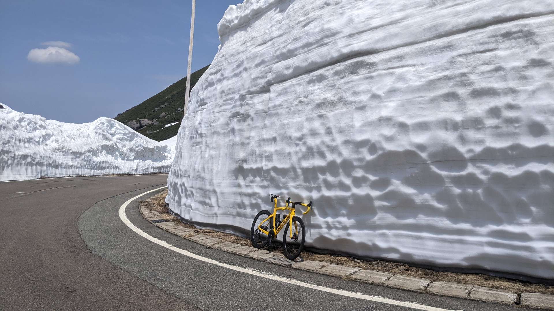 乗鞍、雪の壁と自転車